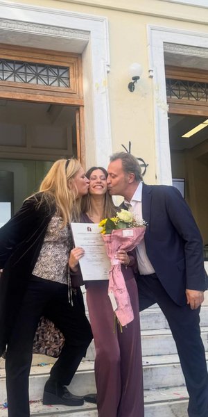 Περήφανοι γονείς ο Δημήτρης Οικονόμου και η Αλεξία Κουλούρη -Στην ορκωμοσία της κόρης τους, που αποφοίτησε με άριστα