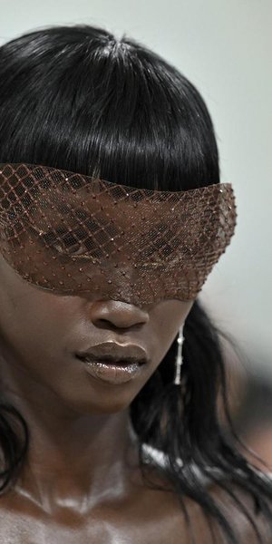 Anok Yai: Η φοιτήτρια που κατέκτησε τον κόσμο της μόδας και ανακηρύχθηκε «Μοντέλο της Χρονιάς»