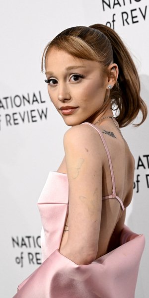 Η Αριάνα Γκράντε με αλογοουρά 