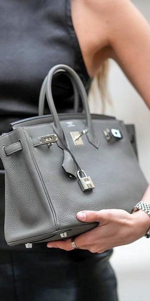 Γυναίκα που κρατάει μία τσάντα