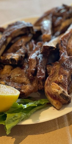 Μόλις 1,5 ώρα από την Αθήνα: Το χωριό με το μεσαιωνικό κάστρο και την ταβέρνα με τα πιο λαχταριστά κρέατα