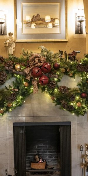 Ξεχάστε τους φιόγκους: Αυτό είναι το vintage στοιχείο που κυριαρχεί φέτος στη χριστουγεννιάτικη διακόσμηση