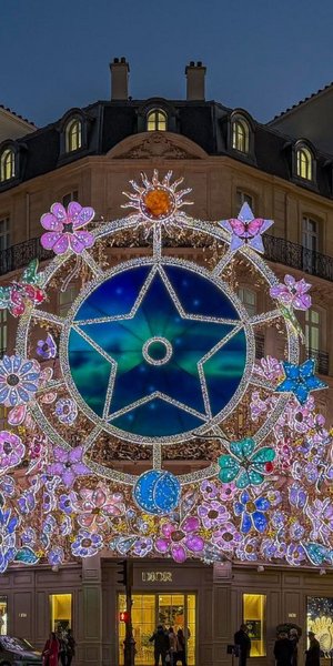 Οι δημιουργικοί διευθυντές αλλάζουν, αλλά οι χριστουγεννιάτικες βιτρίνες του Dior μένουν αξεπέραστες