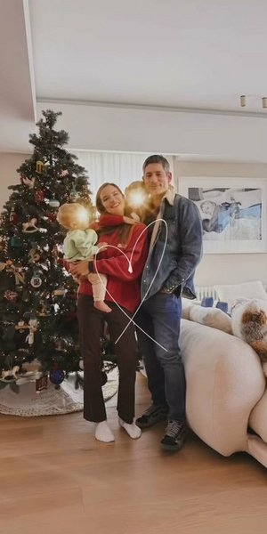 Μια ματιά στο στολισμένο σαλόνι της Εριέττας Κούρκουλου-Λάτση: Το ψηλό δέντρο και ο λευκός καναπές που ξεχωρίζουν