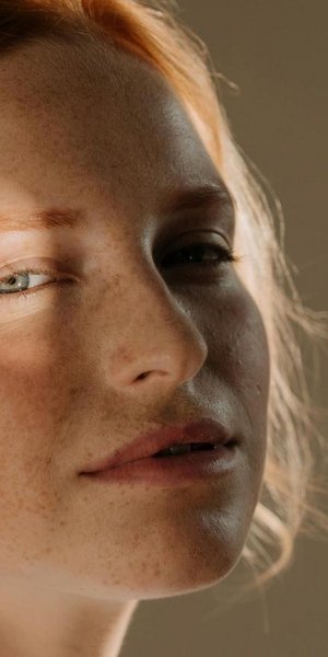 Τα δύο φαγητά που κάνουν το δέρμα να γερνά πιο γρήγορα, σύμφωνα με ενδοκρινολόγο