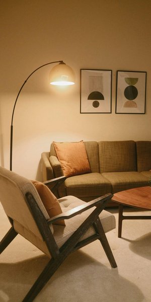 Φωτιστικό δίπλα στον καναπέ στο σαλόνι