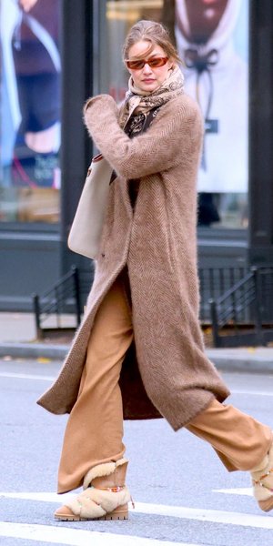 Η Τζίτζι Χαντίντ φόρεσε το κασμιρένιο παλτό που όλες θα θέλαμε για χριστουγεννιάτικο δώρο