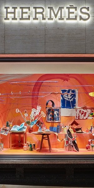 Ο «Λατίνος που τα κατάφερε στο Λονδίνο»: Ποιος είναι ο άνδρας που φτιάχνει τις viral βιτρίνες της Hermès