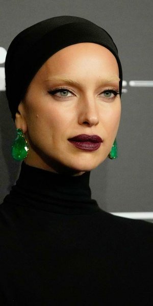 Η Ιρίνα Σάικ εντυπωσιάζει με μια σκοτεινή, gothic εμφάνιση που αλλάζει τελείως την εικόνα της