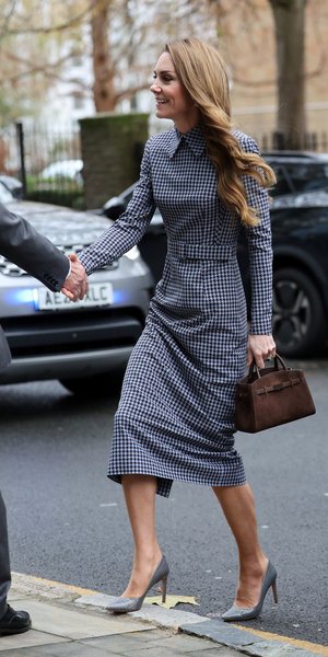 Η Κέιτ Μίντλεντον ξαναφορά το πιο κομψό pied-de-poule φόρεμά της και υιοθετεί την τσάντα-τάση της σεζόν