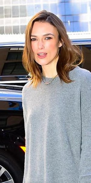 Η Κίρα Νάιτλι με γκρι πουλόβερ και φούστα με φτερά/Φωτογραφία: Getty