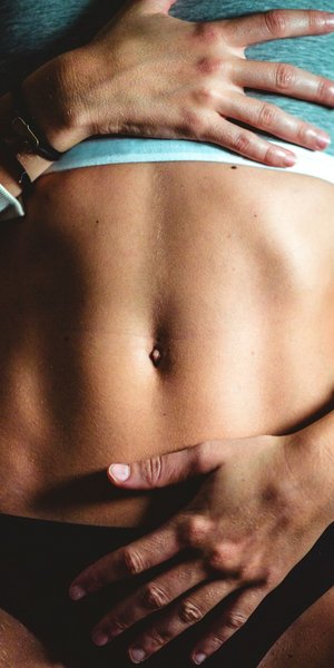 Οι 3 ασκήσεις που πραγματικά δουλεύουν για την ενδυνάμωση της μυϊκής μάζας στην κοιλιά από το σπίτι