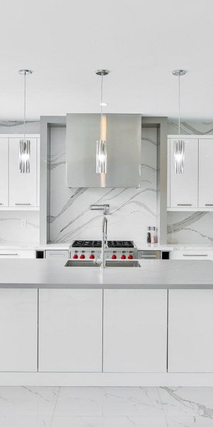 Ξέχνα το λευκό -Ο τολμηρός συνδυασμός χρωμάτων που θα βλέπουμε παντού στις κουζίνες το 2026