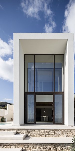 Στην Κρήτη, ένα σύγχρονο πυργόσπιτο ενώνει την παράδοση με τη μοντέρνα αισθητική