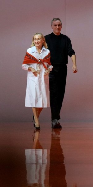 Η Miuccia Prada αναδεικνύει το φουλάρι σε απόλυτο fashion statement της χρονιάς