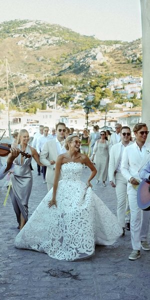 Η νύφη που παντρεύτηκε στην Ύδρα με νυφικό Oscar de la Renta