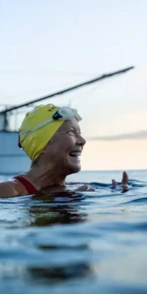 Σκηνή από το «Nyad» στο Netfix