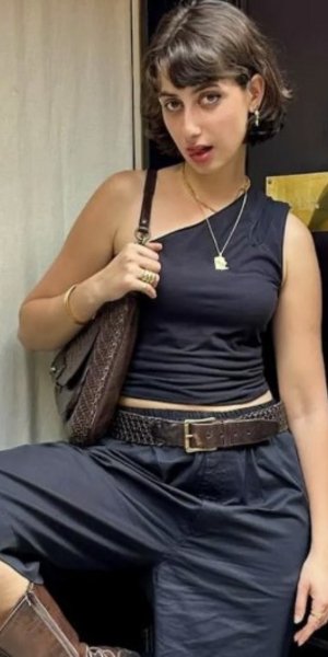 Η 28χρονη Ράμα Ντουουάτζι, καλλιτέχνιδα συριακής καταγωγής, μοιάζει να περπατά μέσα στην παράδοση μόνο και μόνο για να την ξαναχτίσει εκ των έσω / INSTAGRAM