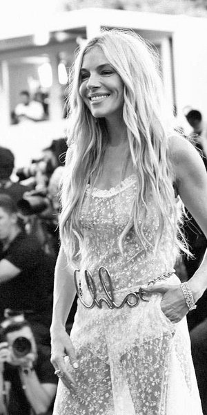 Η επιστροφή των logo belts: Το ’00s αξεσουάρ που κάνει δυνατό comeback φέτος