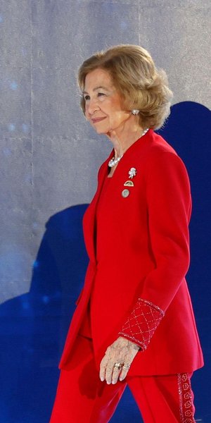 Η βασίλισσα Σοφία δίνει masterclass στο πώς φοριέται το κόκκινο κοστούμι