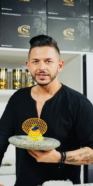 Ο 'Ελληνας σεφ Αλέξανδρος Σπέρχος που ζει στο Ντουμπάι