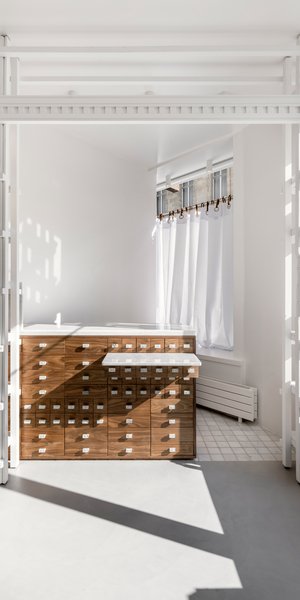 ξύλινη συρταριέρα μπουτίκ ελληνικού brand Korres Παρίσι 