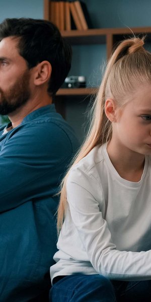 Υπάρχουν γονείς που, παρότι απέκτησαν παιδιά, δεν πέρασαν ποτέ από την εσωτερική, συναισθηματική μετάβαση στην ενηλικίωση / SHUTTERSTOCK