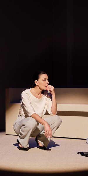 Οι 10 πολυσυζητημένες θεατρικές παραστάσεις που συνεχίζονται φέτος και δεν πρέπει να χάσετε τις γιορτές