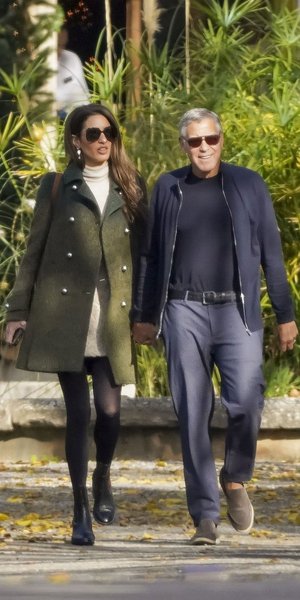 Η Αμάλ Κλούνεϊ αναδεικνύει το πιο κομψό look για τις casual χειμερινές εμφανίσεις