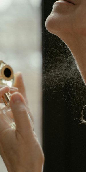 Γυναίκα που βάζει άρωμα