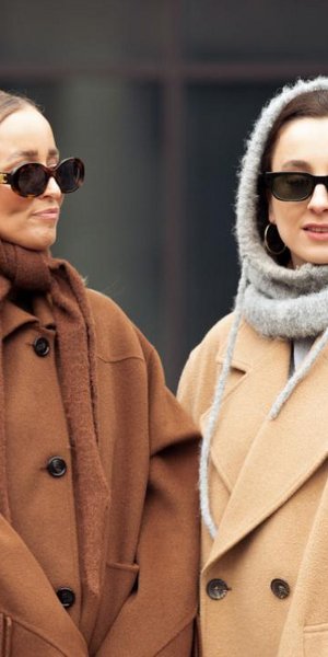 Δύο γυναίκες που φωτογραφήθηκαν την Εβδομάδα Μόδας