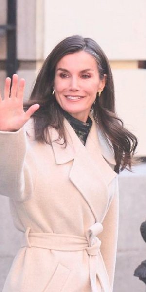 Η βασίλισσα Λετίθια με λευκό παλτό