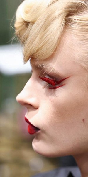 μοντέλο με ξανθά μαλλιά