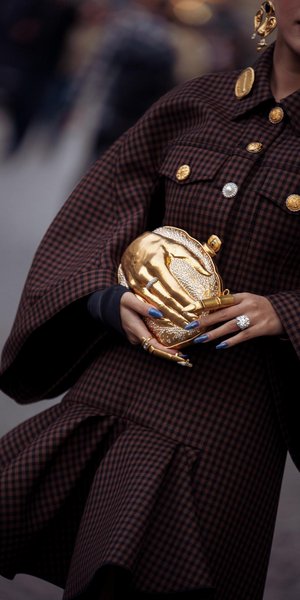 μπλε μανικιούρ