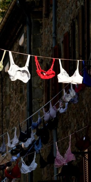 Η Γαλλία είναι η χώρα με τον μεγαλύτερο αριθμό γυναικών που δεν φορούν σουτιέν