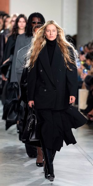 Μοντέλα περπατούν στην πασαρέλα