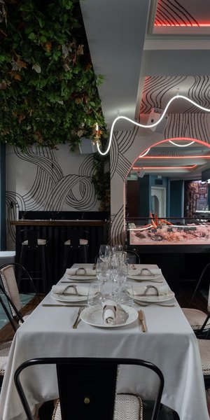 εστιατόριο τραπέζια φώτα καθρέφτες ψαριέρα 