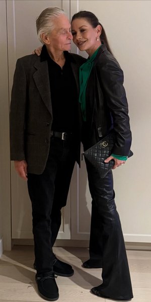 Η Κάθριν Ζέτα-Τζόουνς και ο Μάικλ Ντάγκλας ποζάρουν στην κουζίνα τους -Oι fans έμειναν άφωνοι με το πόσο απλή είναι