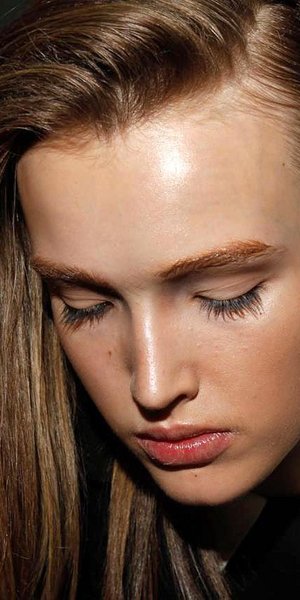 Η μάσκαρα που φωτίζει τα μάτια και κρύβει τους μαύρους κύκλους (και δεν είναι μαύρη)