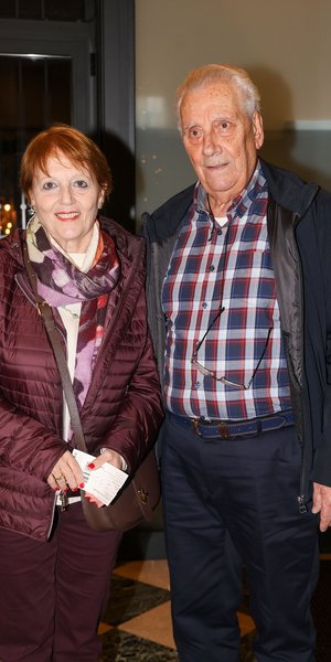 Η κόρη του Γιώργου Ζαμπέτα, Καίτη, σε βραδινή εμφάνιση με τον σύζυγό της