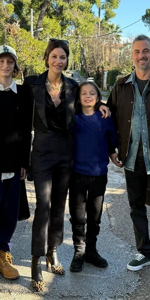 Σοφία Καρβέλα: Στην Αθήνα για τα Χριστούγεννα μαζί με τον Θανάση Πανουργιά και τα παιδιά τους