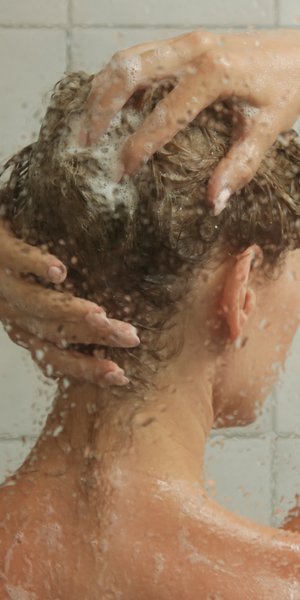 Γυναίκα που λούζεται