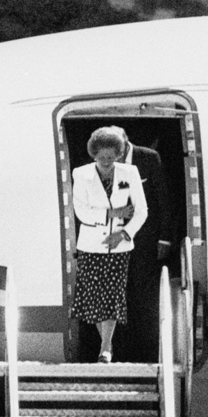 Η Σιδηρά Κυρία της Βρετανίας Μάργκαρετ Θάτσερ αποβιβάζεται στη Ναμίμπια την 1η Απριλίου του 1989 