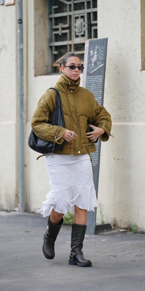 Γυναίκα με street style ντύσιμο 