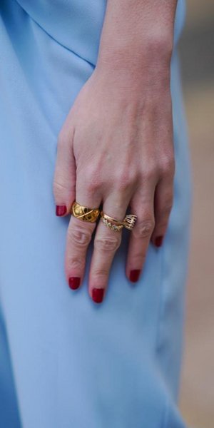 Ξεχάστε το σκούρο κόκκινο: Αυτό είναι το πιο κομψό χρώμα βερνικιού για τον χειμώνα 2025