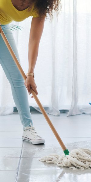 Γιατί το πάτωμα αφήνει γραμμές και πώς να το καθαρίσετε σωστά -Το απλό κόλπο της νοικοκυράς