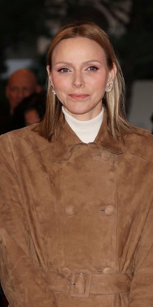 Η πριγκίπισσα Σαρλίν υποδέχεται τα Χριστούγεννα με νέο hair look και αέρα ανανέωσης