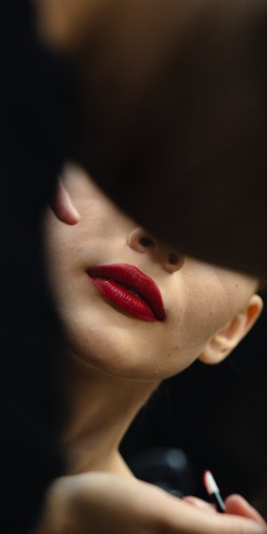 Glam Makeup ’25: Το κόκκινο κραγιόν που ταιριάζει σε όλες -Και πώς θα το φορέσεις σωστά