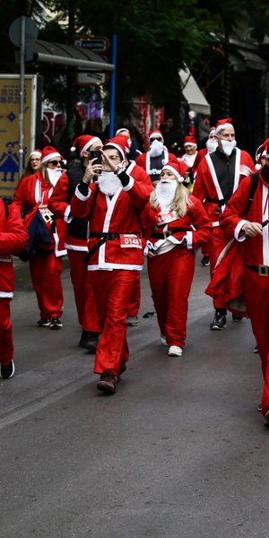 «Βούλιαξε» από Αϊ-Βασίληδες η Αθήνα για το Santa Run