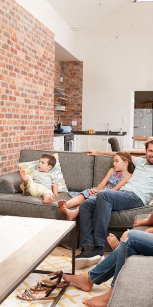 Πρόσφατες έρευνες στις αγγλοσαξονικές χώρες αποκαλύπτουν μια θεαματική αύξηση στις ενοικιαζόμενες κατοικίες που δεν διαθέτουν καθόλου σαλόνι / ISTOCK